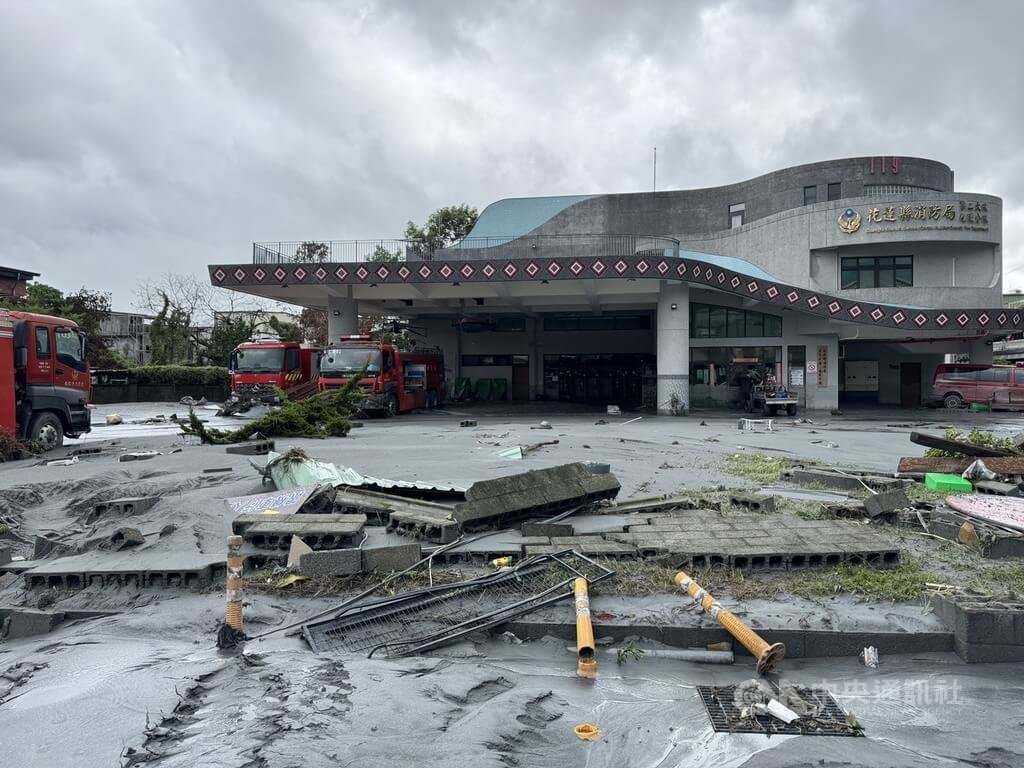 花蓮縣馬太鞍溪堰塞湖23日溢流，花蓮縣消防局第二大隊暨光復消防分隊前堆積淤泥與雜物，一片狼藉。中央社記者張祈攝　114年9月24日