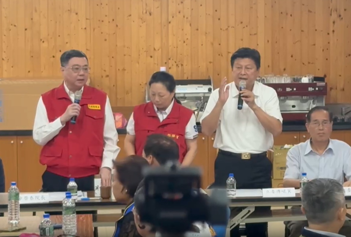 行政院長卓榮泰與花蓮立委傅崐萁於前進指揮所內發生口角。 圖：擷取自傅崐萁辦公室提供影片（資料照）