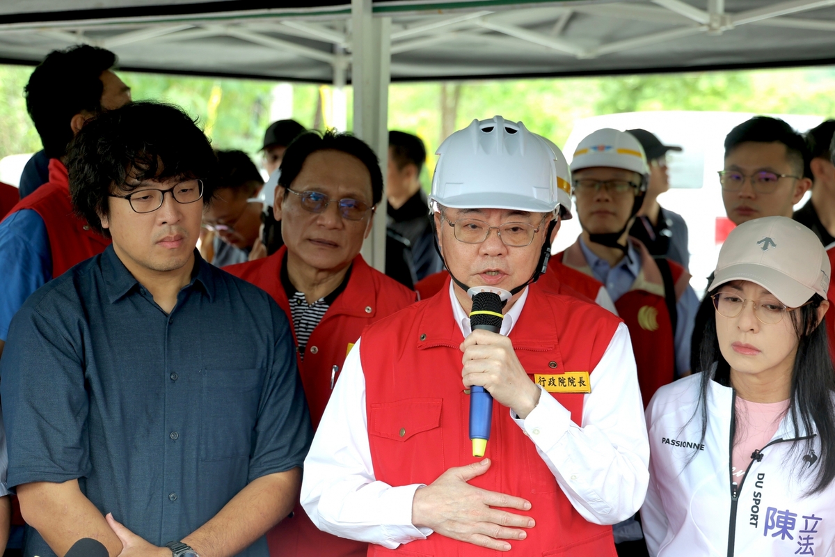 行政院長卓榮泰今(24日)前往花蓮勘災，他表示，中央已成立前進協調所，國軍與各部會全面進駐，首要任務就是搶救受困民眾，並要求徹查撤離計畫未落實的原因。 圖：行政院提供