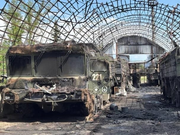 整個機庫被破壞殆盡，停放在機庫內的各類軍車也被燒得僅剩殘骸。 圖：翻攝自 騰訊網 零度 Military