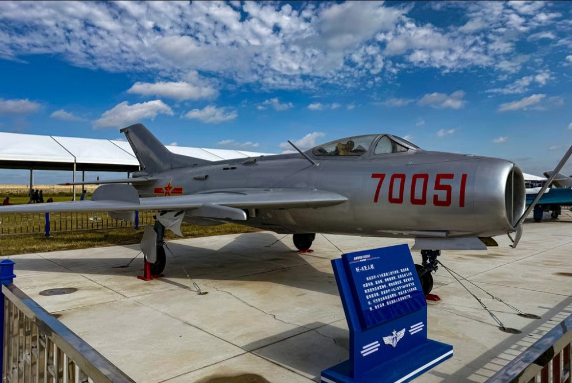 中國長春航展，公開由殲-6戰機改裝的戰鬥無人機。 圖：翻攝航展文宣資料