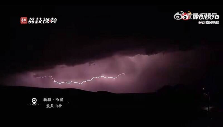 有網友在新疆哈密拍到極為罕見的「龍形閃電」，認為是于朦朧化龍歸來。 圖：翻攝自微博