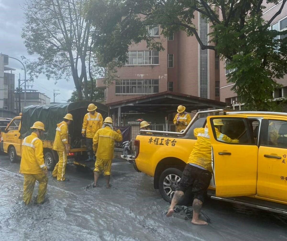 目前花蓮部分地區積水泥濘嚴重造成搶修困難台電將持續努力盡早復電。 圖：台灣電力公司／提供