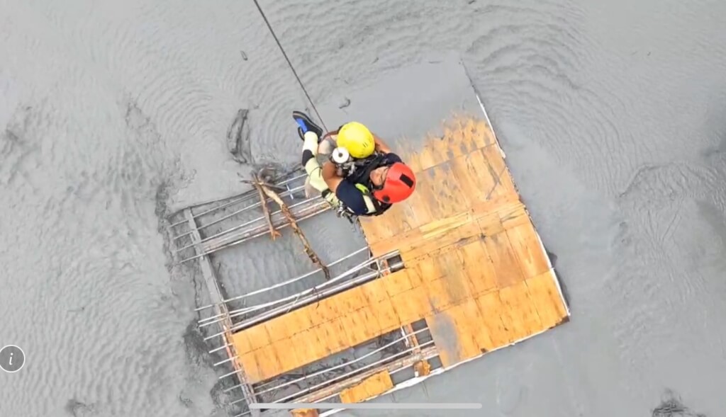 花蓮馬太鞍溪堰塞湖溢流，水淹光復鄉，萬榮鄉、鳳林鎮也受到影響。24日鄰近馬太鞍溪下游的民宿及砂石場通報有人受困，空勤出動黑鷹直升機吊掛救援。（空勤總隊提供）中央社記者張祈傳真　114年9月24日