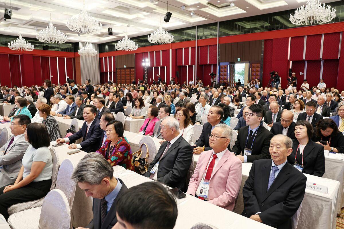 2025世界台灣商會聯合總會年會大會隆重開幕，本屆超過1,200位來自世界各國的台灣商會代表與企業領袖等齊聚府城，探討國際經濟趨勢與商務合作的新契機。 圖：台南市政府提供