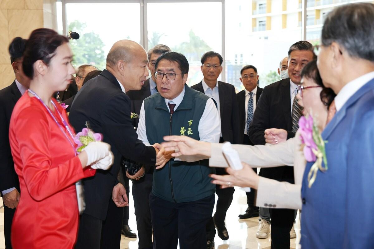 黃偉哲今早前往會場，向世界台灣商會聯合總會長吳光宜及其他會員致意，同時也與參加開幕式的立法院長韓國瑜簡單寒暄，歡迎韓院長蒞臨台南。 圖：台南市政府提供