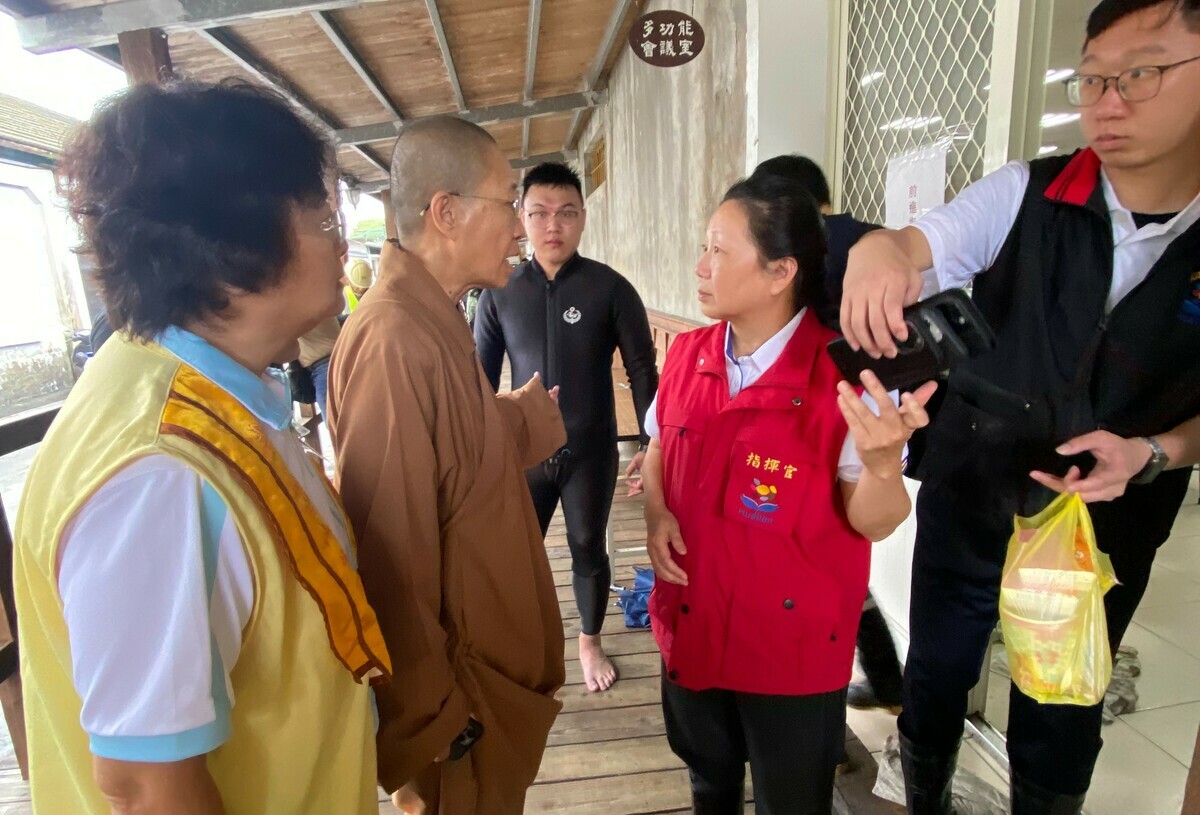 妙勳法師(左二)等人首站到糖廠的臨時避難所，花蓮縣長徐榛蔚(右)也在當場坐鎮指揮。 圖：國際佛光會/提供