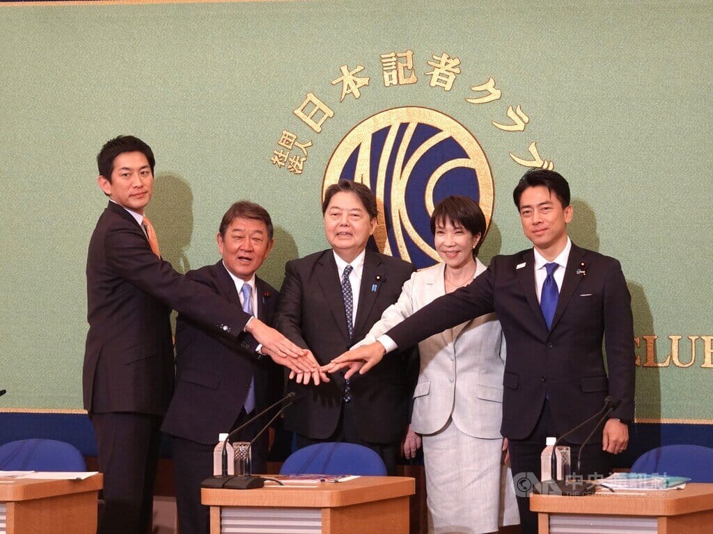 日本執政黨自民黨隨著首相、黨總裁（黨主席）石破茂請辭，10月4日將舉行總裁選舉投開票。5名候選人24日在日本記者俱樂部舉行辯論會時，前經濟安全保障大臣小林鷹之（左1）言及前陣子訪問台灣會晤總統賴清德及閣僚等，了解到日本受到期待，日本應加油。中央社記者楊明珠東京攝 114年9月25日 圖：中央社提供