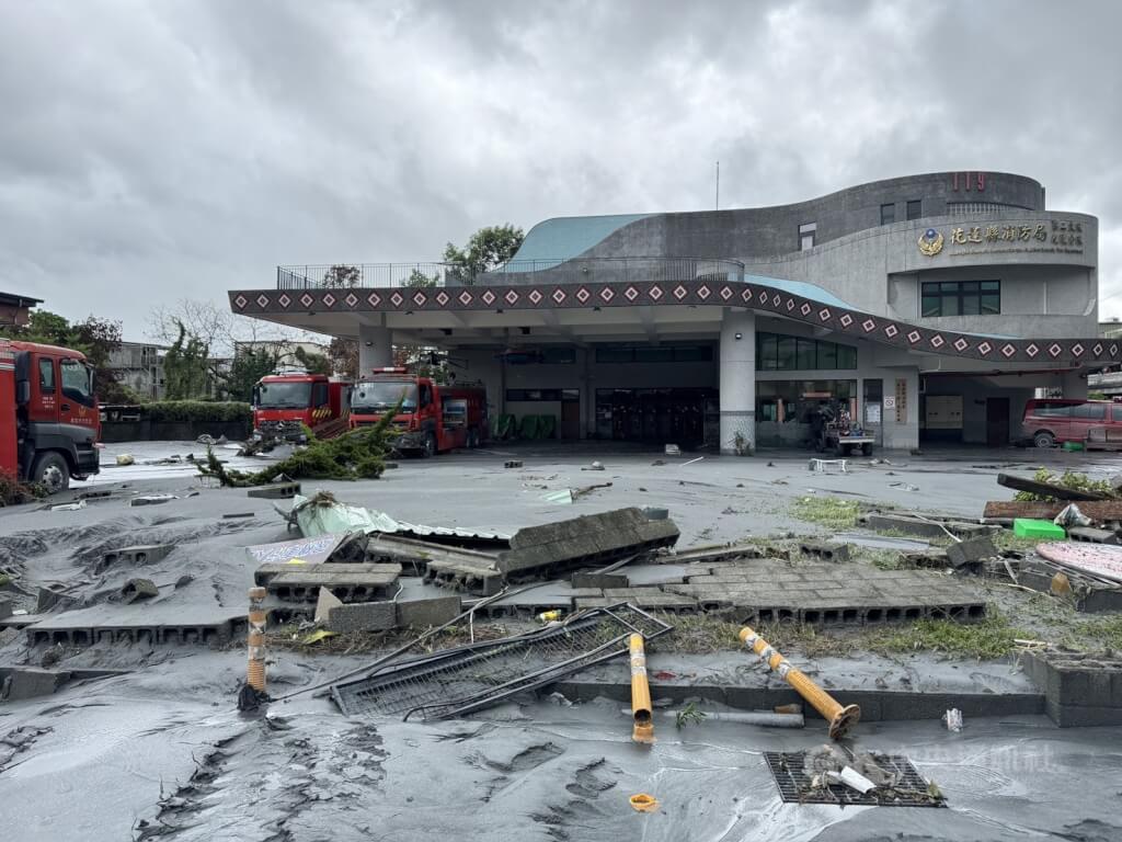 花蓮縣馬太鞍溪堰塞湖23日溢流，花蓮縣消防局第二大隊暨光復消防分隊前堆積淤泥與雜物，一片狼藉。中央社記者張祈攝　114年9月24日