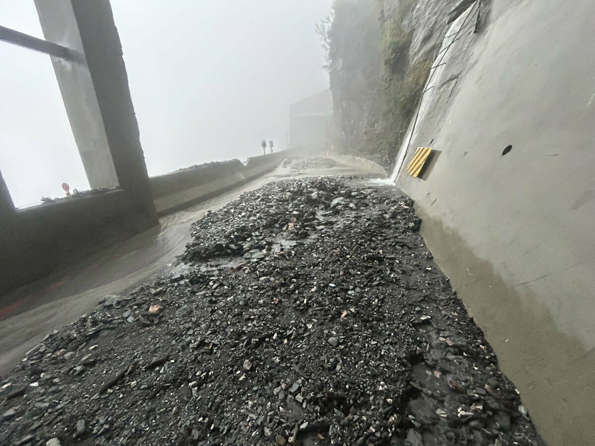 高雄市桃源區臺東縣海端鄉台20臨105線梅山口至向陽路段發生土石流，無法通行。 圖：公路局／提供