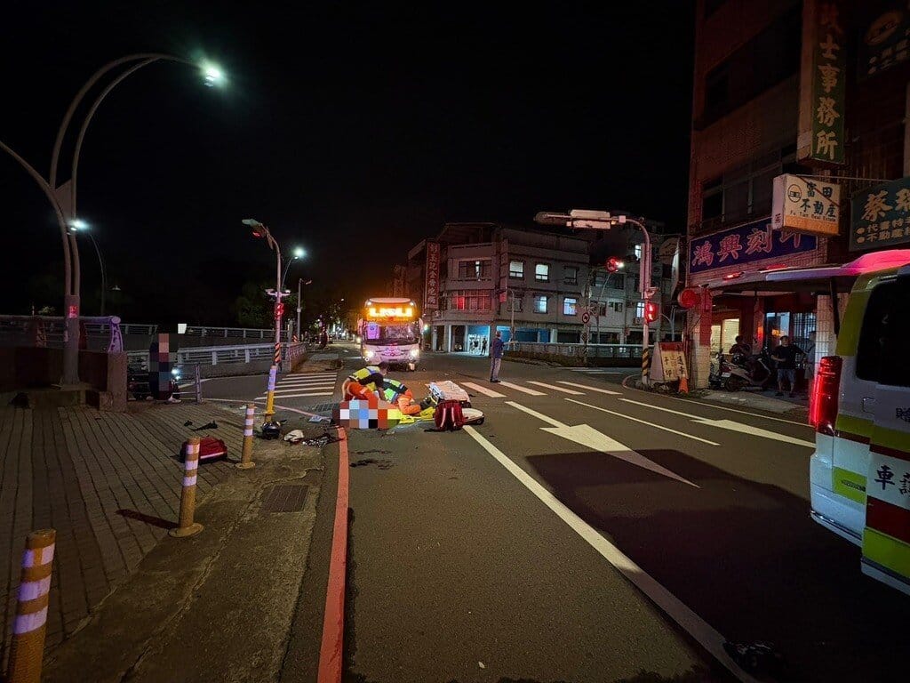 苗栗市中山路與建功地下道路口，24日夜間發生死亡車禍，2名國立聯合大學學生騎乘機車雙載，疑似闖紅燈與國光客運發生碰撞，2人傷勢嚴重，經緊急送醫救治仍宣告不治。（民眾提供）中央社記者管瑞平傳真　114年9月25日
