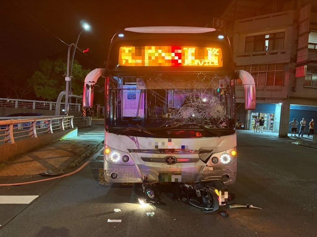 2名國立聯合大學學生24日晚間騎機車雙載，疑似闖紅燈，在苗栗市建功街與中山路口與國光客運發生碰撞，機車卡在車輪下，騎士與乘客送醫不治。（民眾提供）中央社記者管瑞平傳真　114年9月25日