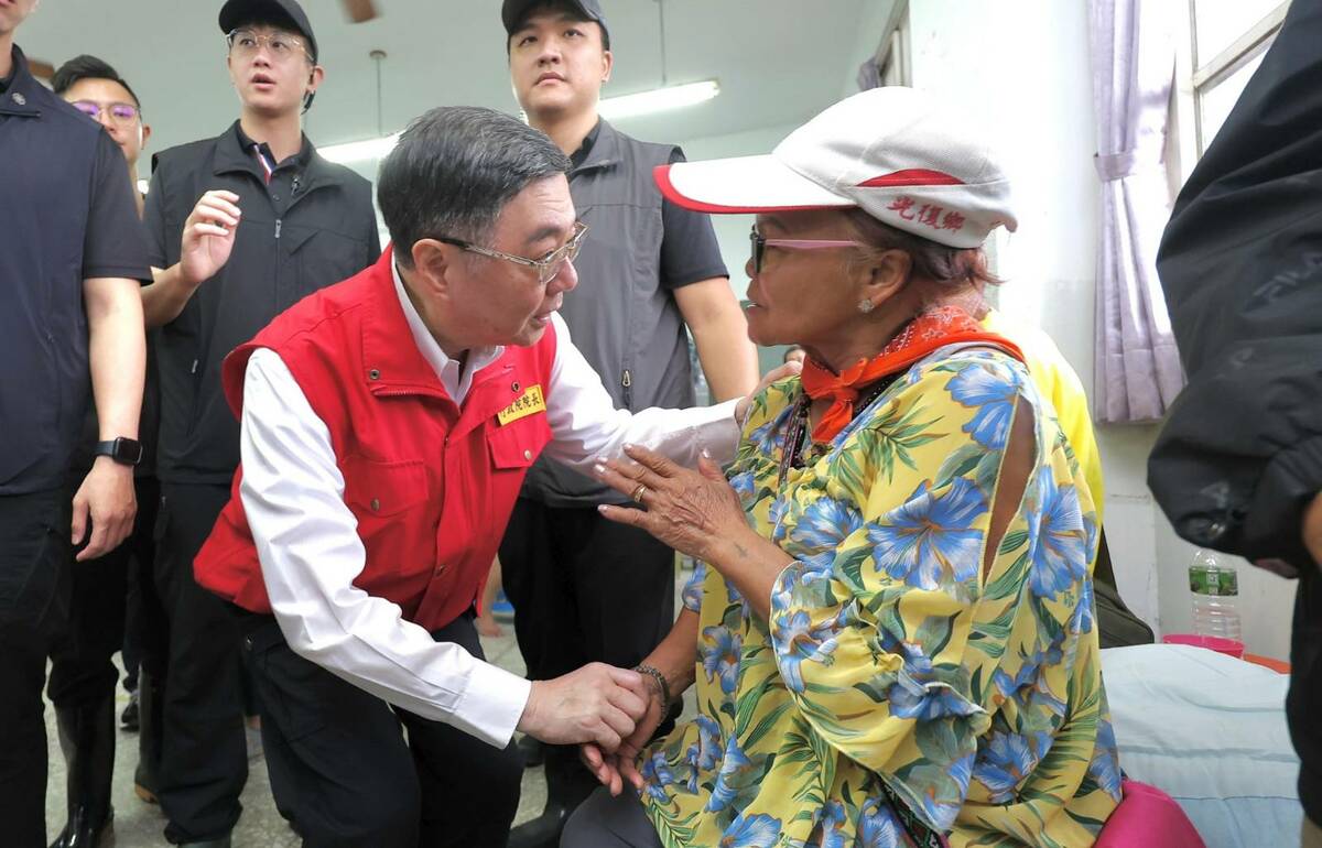 卓榮泰前往災區關心災民。 圖：翻攝行政院臉書