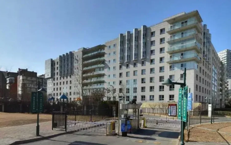 有位自稱是剛從陽光上東社區搬離的網友表示，房子的窗戶窗台極高，很難發生酒後墜樓事故。 圖：翻攝自房天下官網