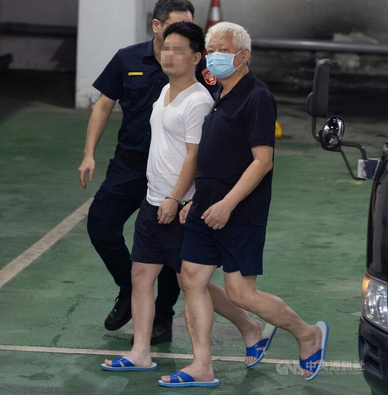台北地檢署偵辦前民進黨黨工涉共諜案，黃取榮（前）、外交部長辦公室前諮議何仁傑等涉洩漏國家機密給中國情工人員，情節重大，各判刑10年及8年2月。（中央社檔案照片）