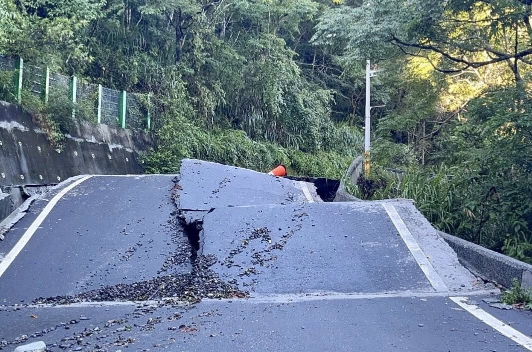 台東縣海端鄉聯外道路因山體滑坡，路基淘空，路面碎裂。 圖：翻攝「臉書」伍麗華｜Saidai / Reseres粉絲專頁