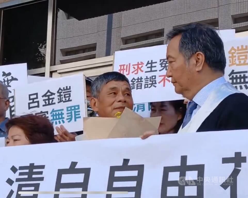 麵包師傅呂金鎧涉犯民國82年中興大學女學生命案，遭判刑20年定讞。呂男聲請再審獲准後，台灣高等法院今天判決無罪，可上訴。呂金鎧（中）聆判後收下律師羅秉成（右）給的花束，並感謝現今的法官相信他是清白的。中央社記者劉世怡攝　114年9月25日