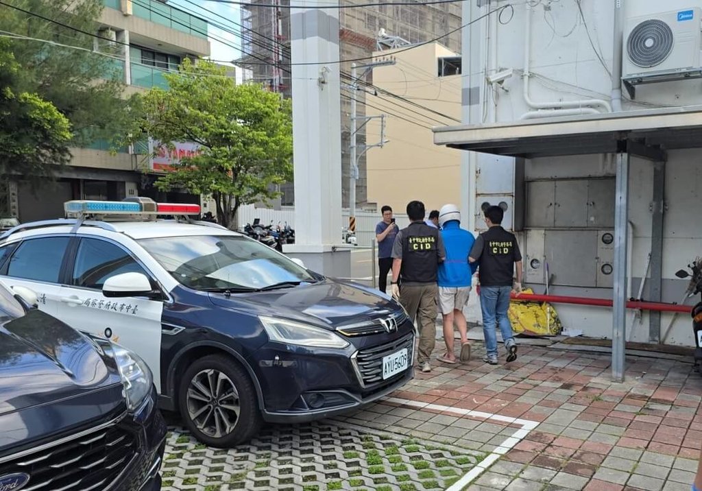 台中市梧棲區一家KTV外25日清晨發生槍擊致死案，在警方策動下，涉有重嫌的23歲吳姓男子於上午投案。經初步調查，犯嫌與死者曾姓男子並不認識，因酒後於KTV外巷道互看不順眼爆發衝突。（民眾提供）中央社記者郝雪卿傳真　114年9月25日