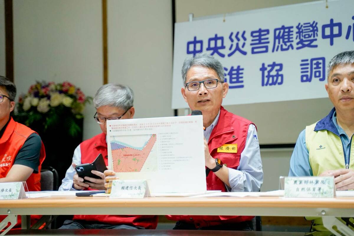 中央災害應變中心前進協調所今（25）日召開第2次工作會報後記者會，由總協調官經濟部次長賴建信說明花蓮馬太鞍溪堰塞湖溢流最新救災進度。 圖：行政院提供