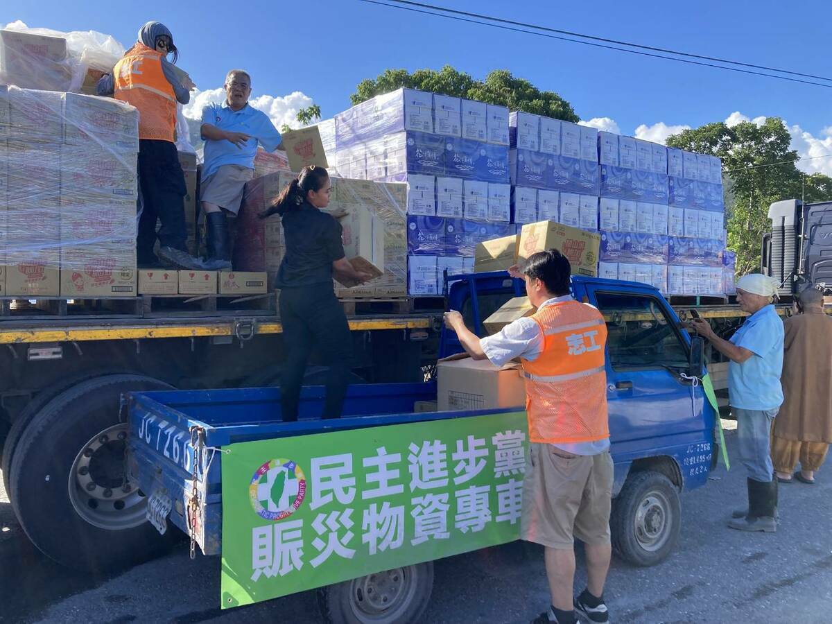 民進黨將物資送進光復鄉。 圖：民進黨提供
