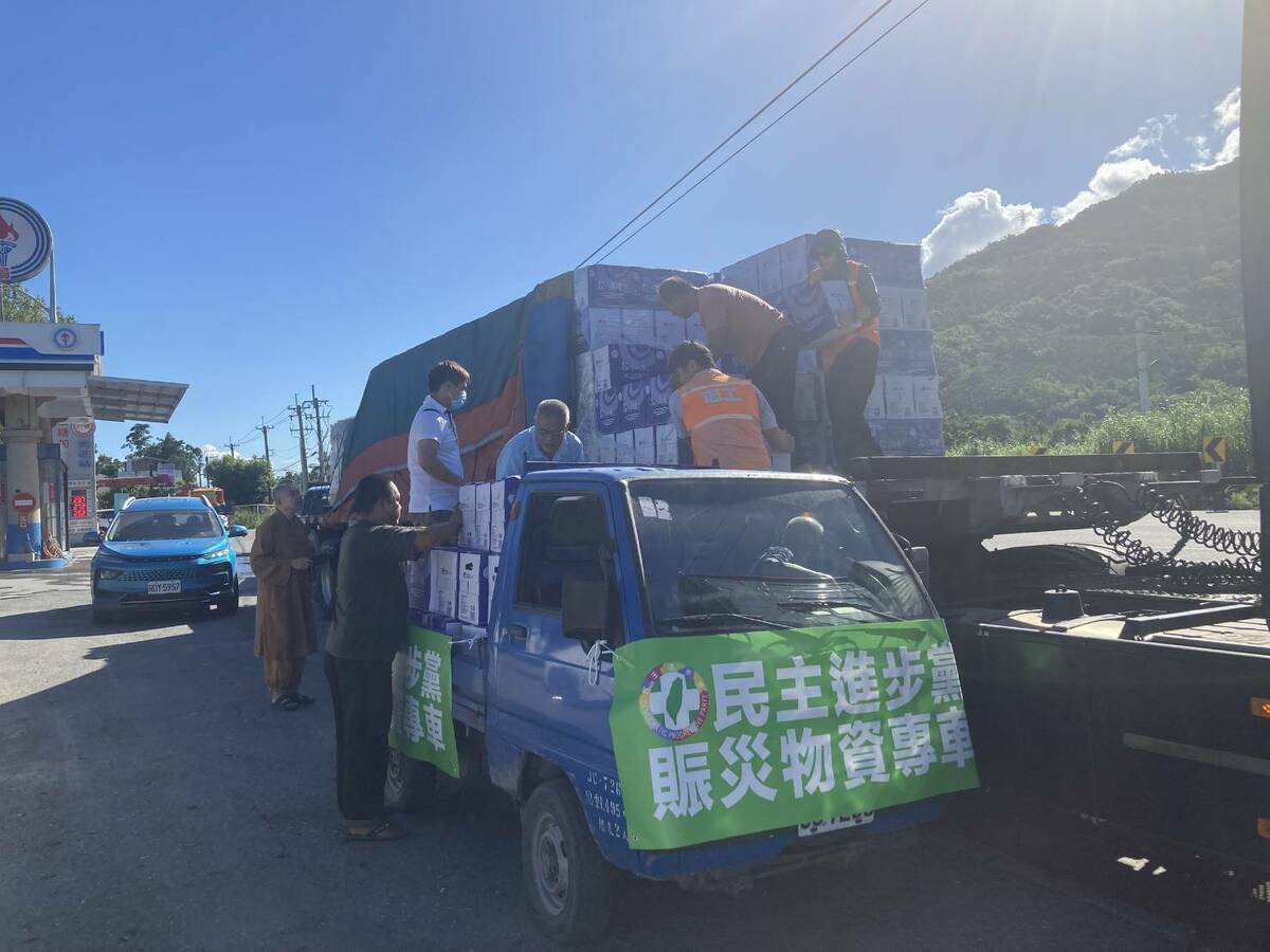 民進黨「媒合資源協助救災前進指揮所」搬送物資 圖：民進黨提供