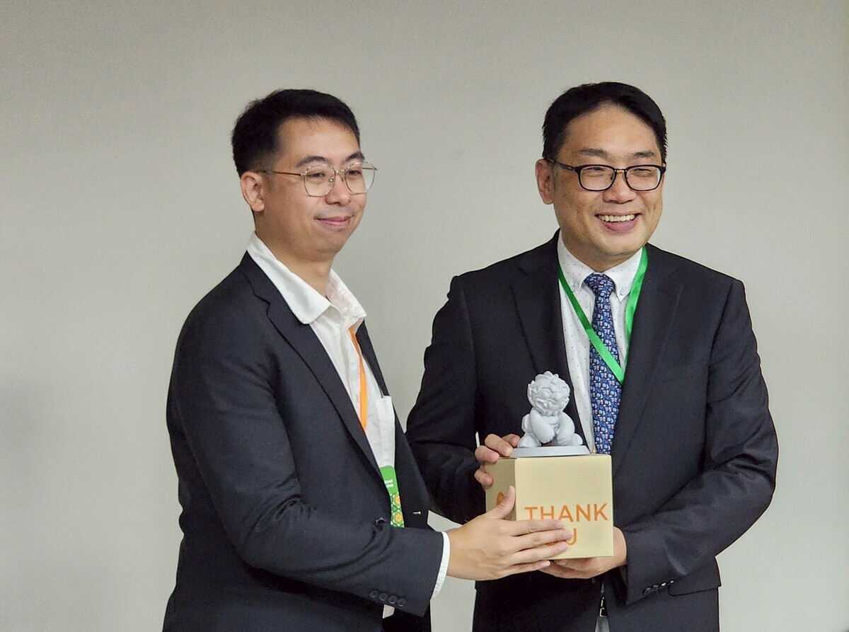 泰國藝術大學代表致贈學校自製的紀念品給蔡匡忠(右)留作紀念。 圖：高科大創新設計學院/提供