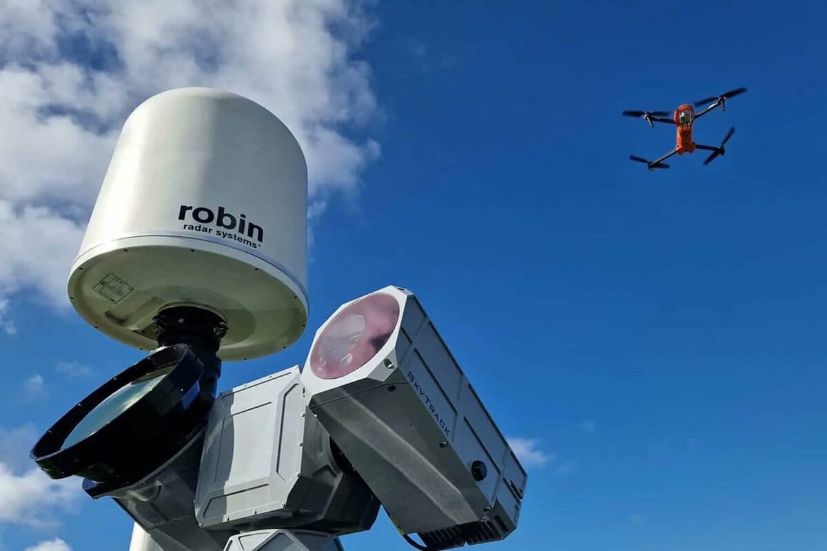 隨著小型無人機與無人機群在現代戰爭中普及，羅賓雷達的業務快速擴張。 圖:翻攝自X帳號@DefenseAdvance