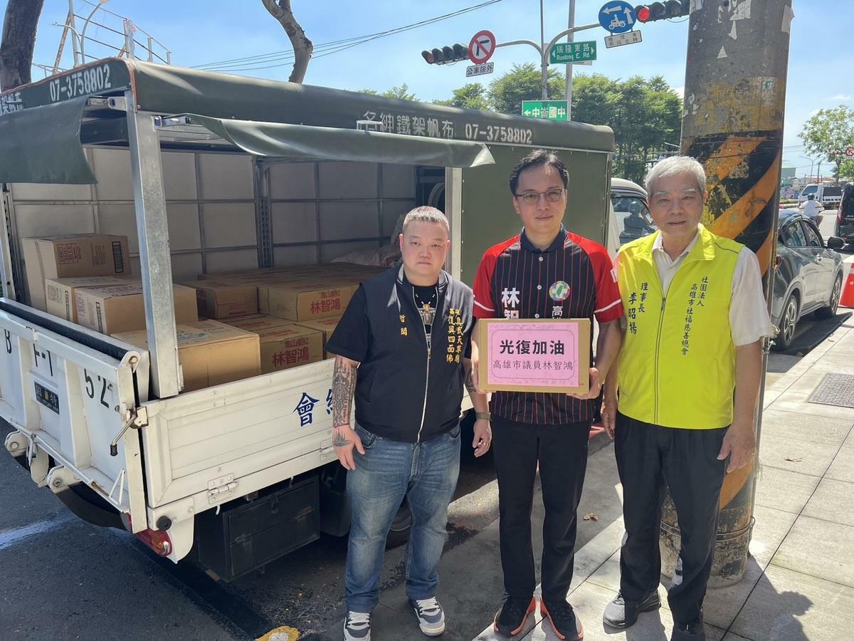 林智鴻(中)與高雄市慈善團體共同匯集社會愛心送花蓮。 圖：林智鴻服務處/提供