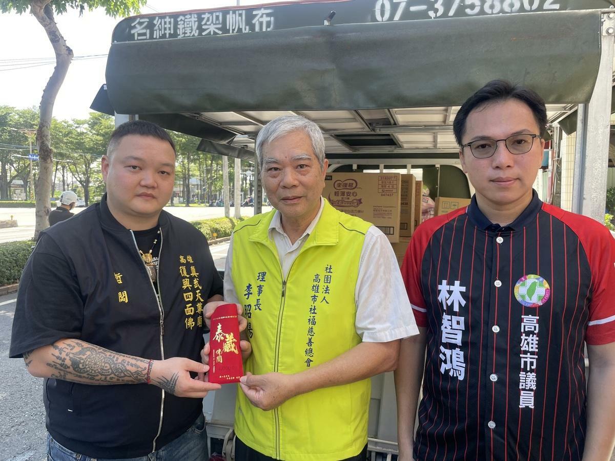 林智鴻(右)與高雄市慈善團體募集善款，希望盡棉薄之力可以協助花蓮災民。 圖：林智鴻服務處/提供