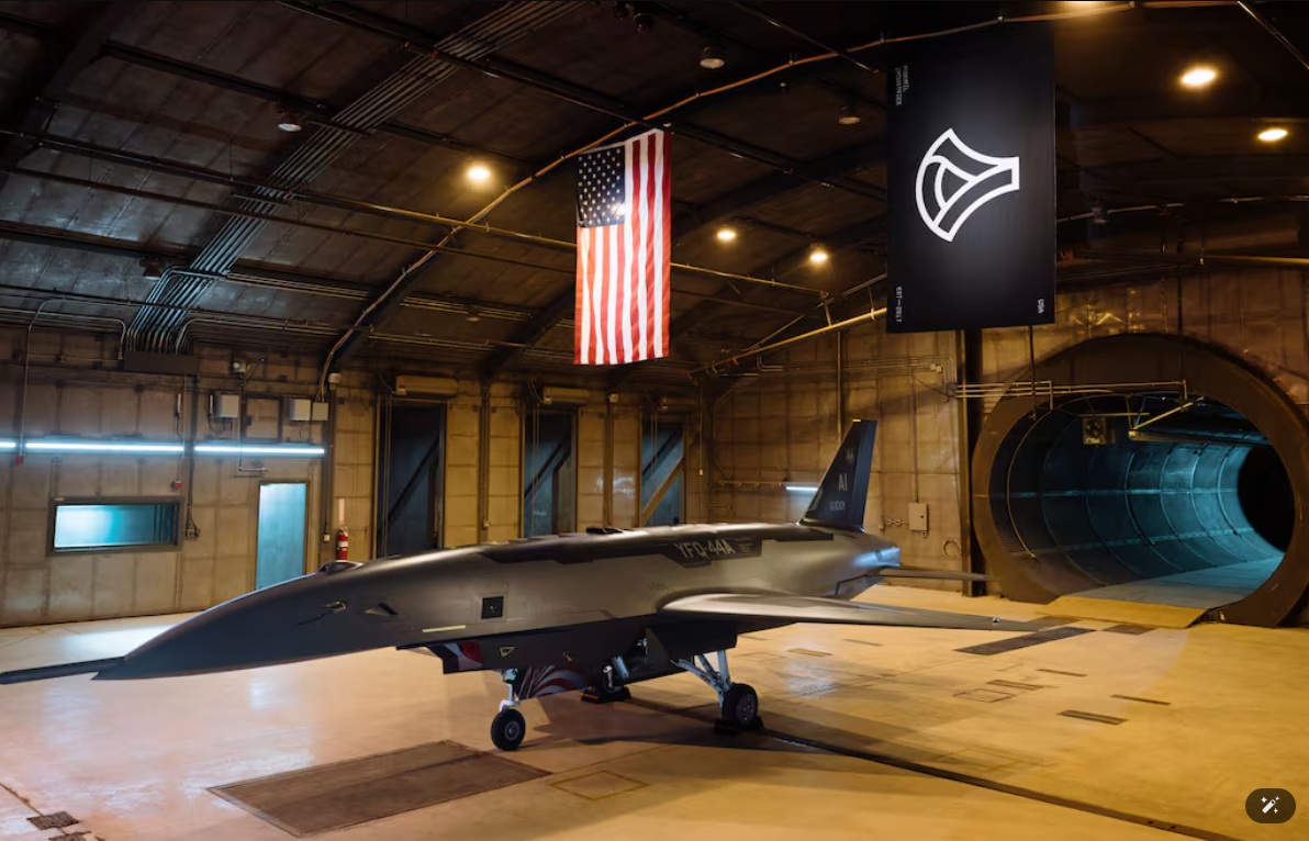 美國空軍發布聲明，將採購通用原子公司以及 Anduril 公司生產的 YFQ-42A 與 YFQ-44A ，並將其作為美軍首批「協同作戰飛機」( CCA )。圖為 Anduril 研發的 YFQ-44A 。 圖：翻攝US Air Force