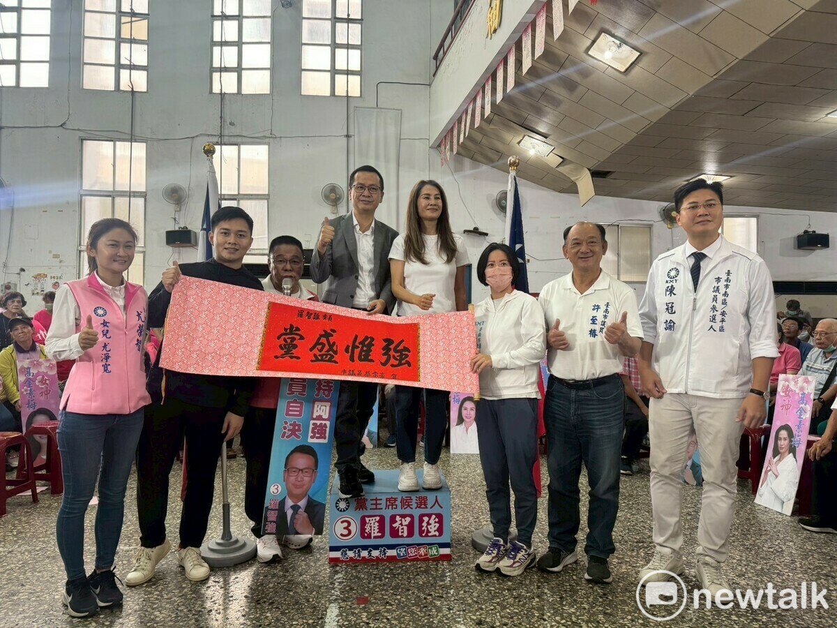 台南市議員蔡育輝、蔡宗豪、許至椿、中央委員李中岑和議員參選人尤淨寬號召近400位支持者，在新營召開支持大會，公開支持立委羅智強參選黨主席，羅智強也到場與支持者溝通交流，立委高金素梅特別陪同助講。 圖：台南市議會國民黨團提供
