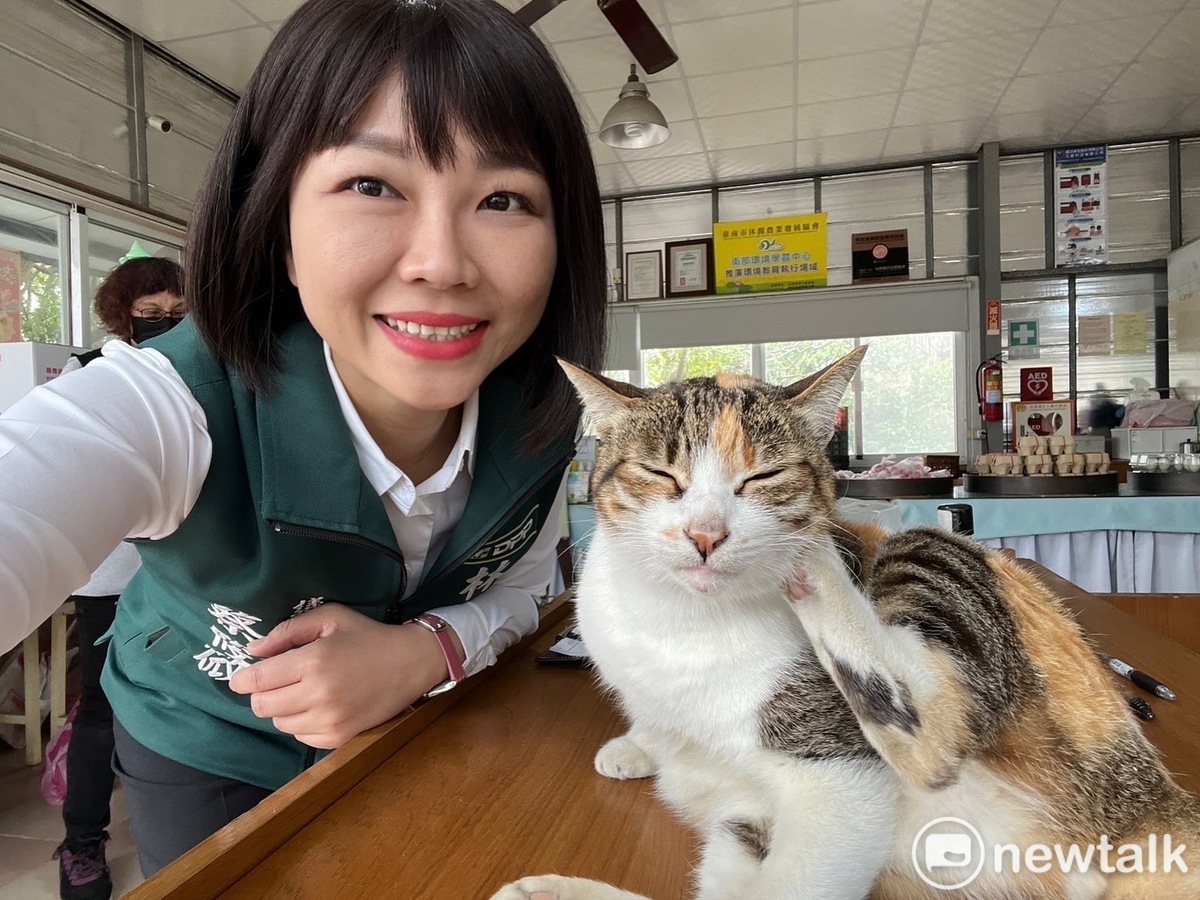 台灣動物保護行政監督聯盟、世界愛犬聯盟及中華民國保護動物協會首次舉辦「全國縣市議員動物保護貢獻獎」活動，表揚長期關注並推動動保政策的地方議員，台南市議員蔡筱薇憑藉多年在議會的努力與實踐，脫穎而出，榮獲殊榮。 圖：蔡筱薇服務處提供
