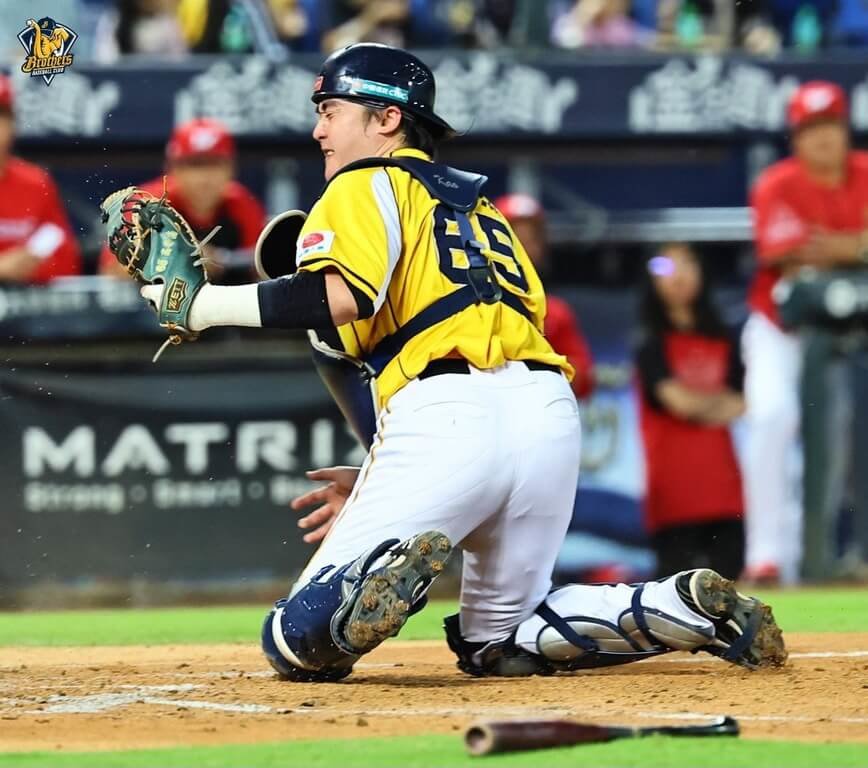 中華職棒中信兄弟隊主戰捕手高宇杰（圖）於21日賽事本壘攻防時，遭釘鞋劃傷左手食指，送醫縫4針。總教練平野惠一25日表示，盼高宇杰季末能盡快重返一軍。（中信兄弟提供）中央社記者楊啟芳傳真 114年9月25日