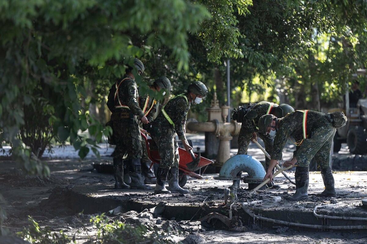 國軍針對物資運送、道路清淤及市容整理等項目，日夜分班、持續不間斷投入救災工作。 圖：翻攝賴清德臉書