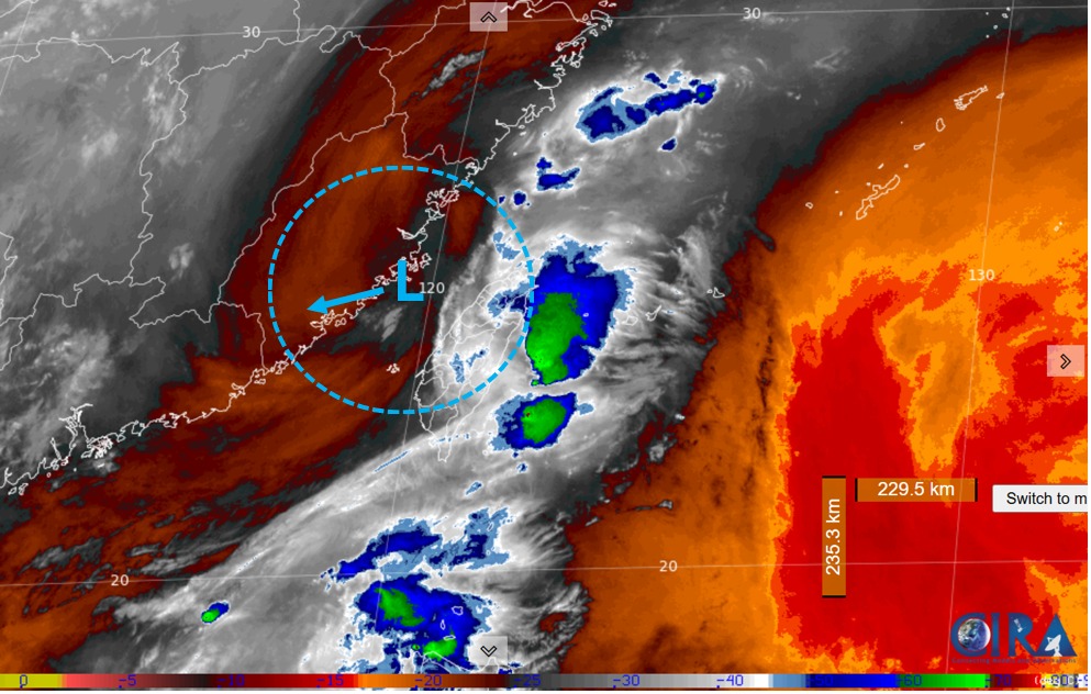 昨(25)日高空冷心低壓來到台灣上空，但因為中低層很乾，所以昨日各地天氣都很好，不過隨著他往西移動，東半部、北部和恆春半島雲層較多較厚，出現短暫陣雨。 圖：取自天氣職人吳聖宇臉書