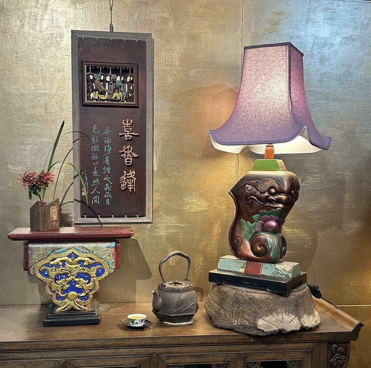 「在愛中香遇看見光  洪國華、李童顏雙人展」在吳園藝文中心驚艷登場，由兩位風格迥異的藝術家聯袂策劃，透過視覺、嗅覺和多媒材創作，每一幅畫、每一盞燈、每一道香氣、每一朵陶上的花，都是一次與愛香「癒」的邀請，呈現一場心靈共舞的視覺饗宴。 圖：洪國華提供