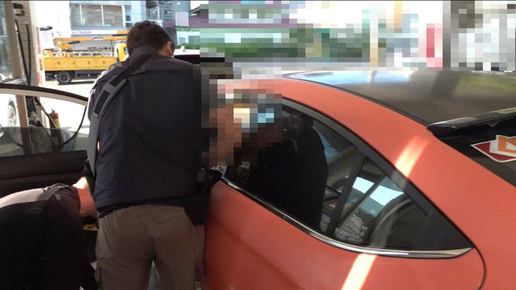 台中市警察局26日宣布破獲毒品案，陳姓犯嫌平時開跑車趴趴走，與買家進行毒品交易，日前在加油過程中，遭跟監警方逮獲。（民眾提供）中央社記者郝雪卿傳真  114年9月26日