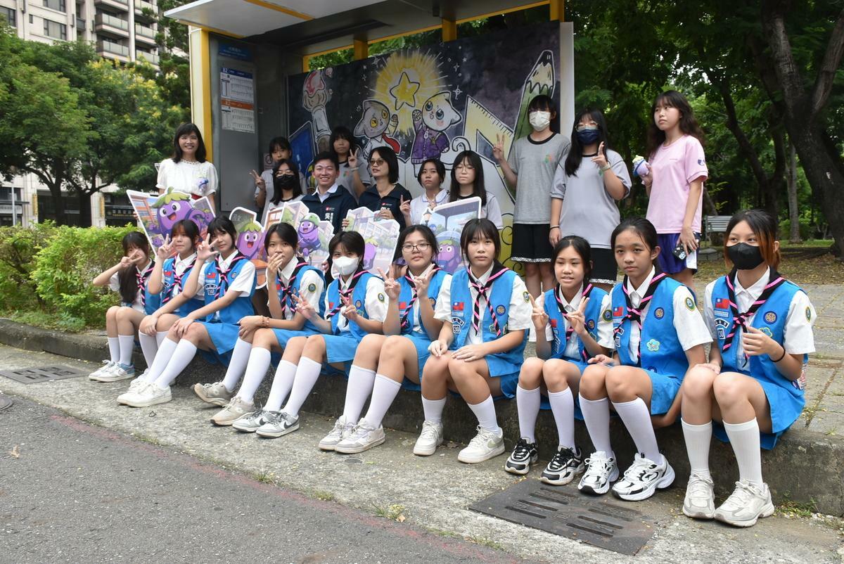 高雄市光華國中首創將學生設計的圖案搬上實體公車亭，成為街景新亮點， 圖：孫家銘／攝