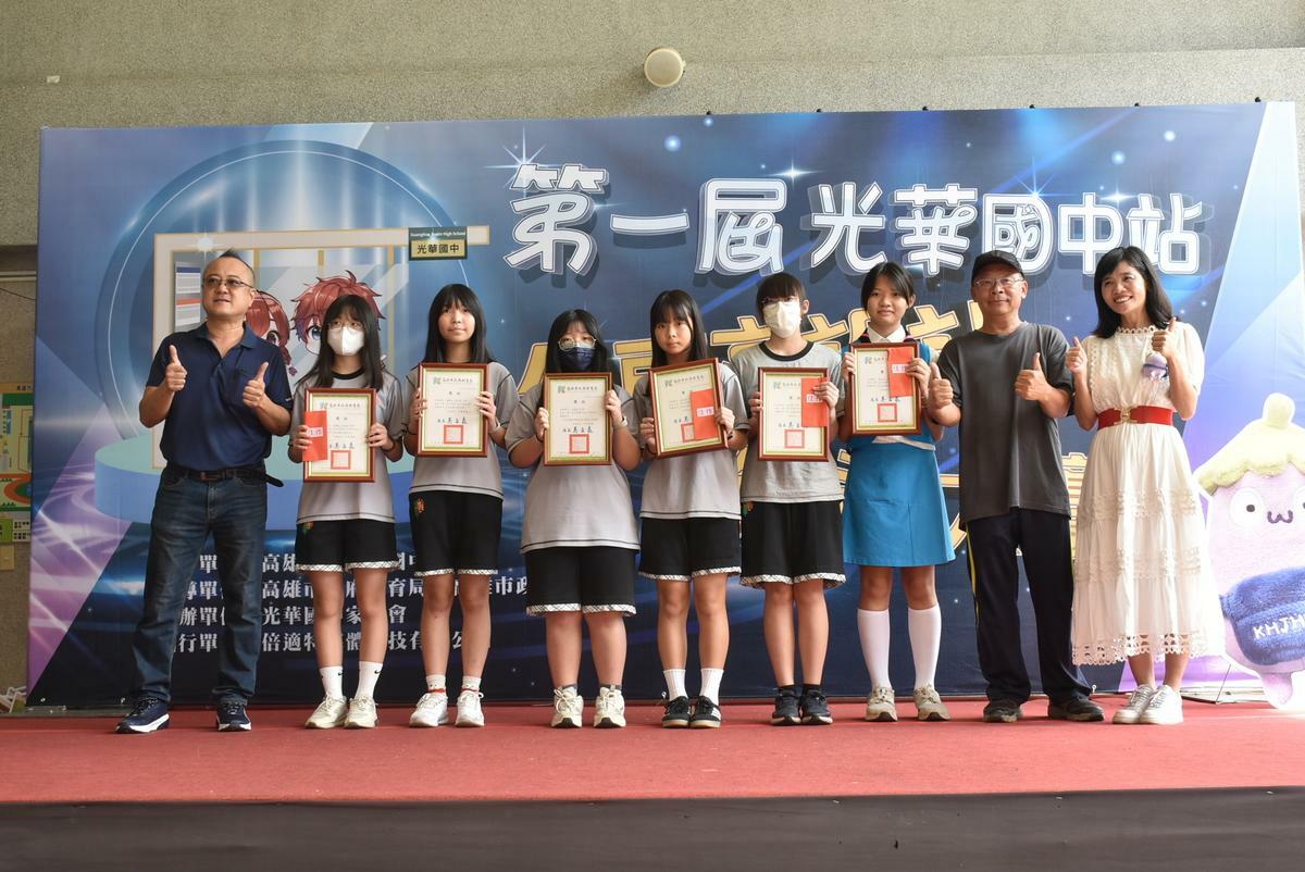 王小芬(右一)及家長會頒獎給公車亭設計優異的同學。 圖：孫家銘／攝