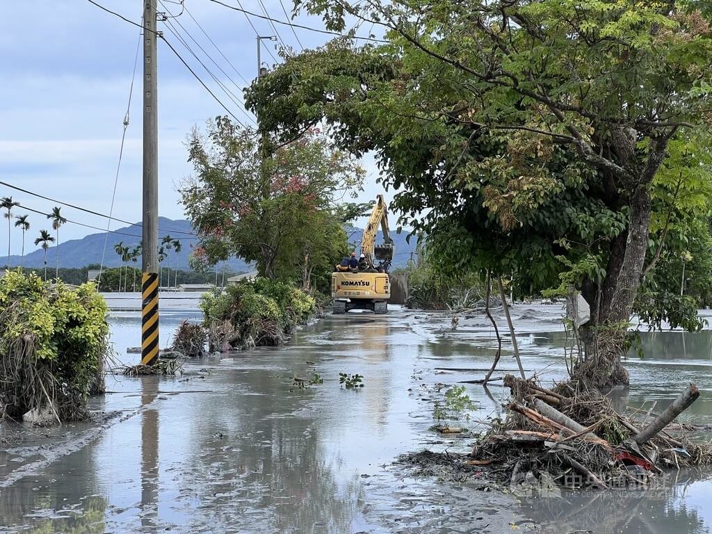 花蓮馬太鞍溪堰塞湖23日溢流釀災，死傷最嚴重的光復鄉佛祖街積滿淤泥，大型機具難以進入，增加搜救難度。中央社記者張祈攝　114年9月26日