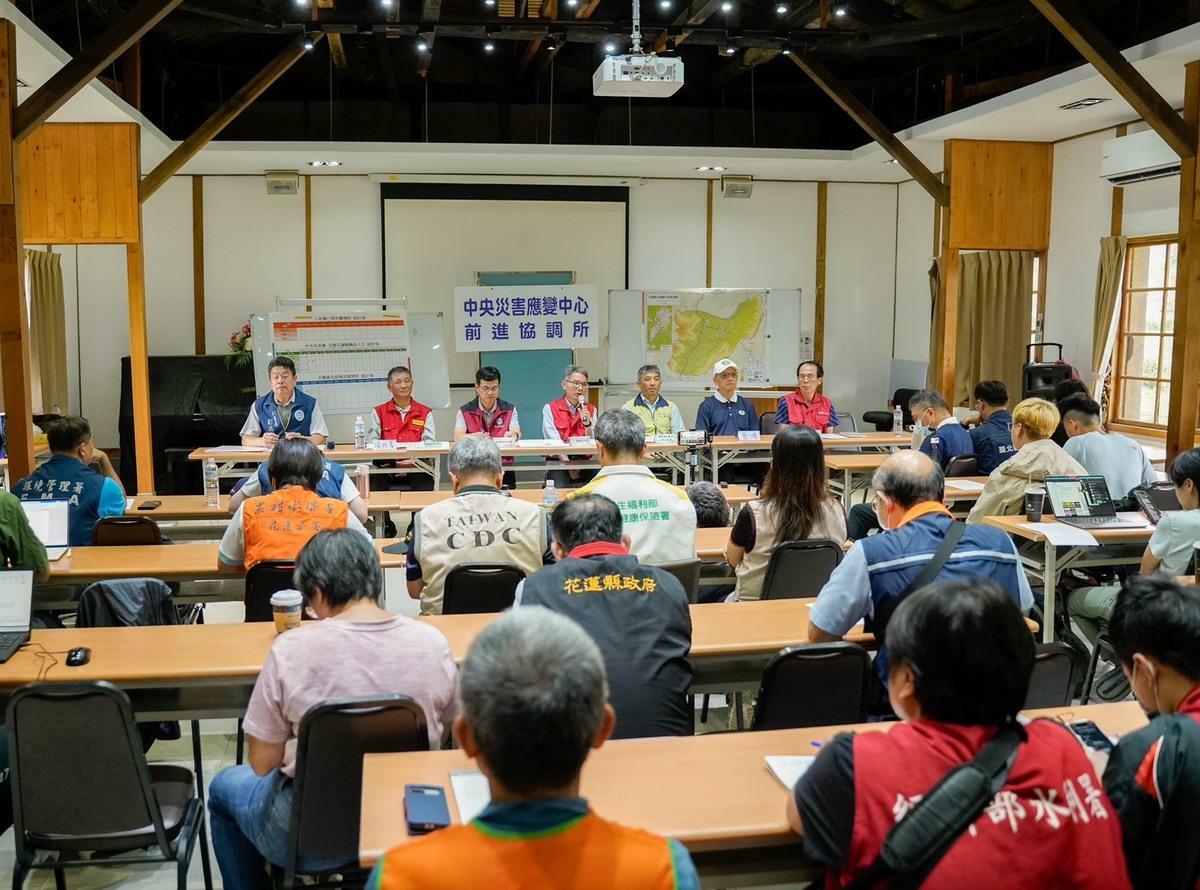 中央災害應變中心前進協調所今日召開第4次工作會報後記者會，由總協調官、經濟部次長賴建信說明花蓮馬太鞍溪堰塞湖溢流最新救災進度 圖：行政院提供