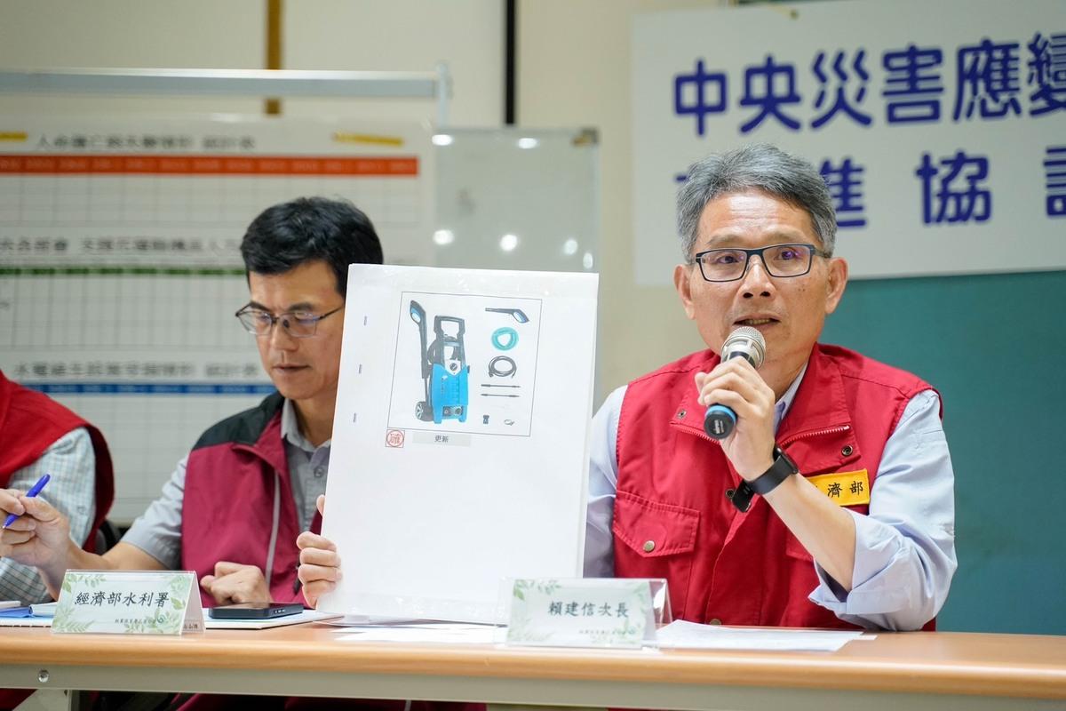 中央災害應變中心前進協調所今日召開第4次工作會報後記者會，由總協調官、經濟部次長賴建信說明花蓮馬太鞍溪堰塞湖溢流最新救災進度 圖：行政院提供