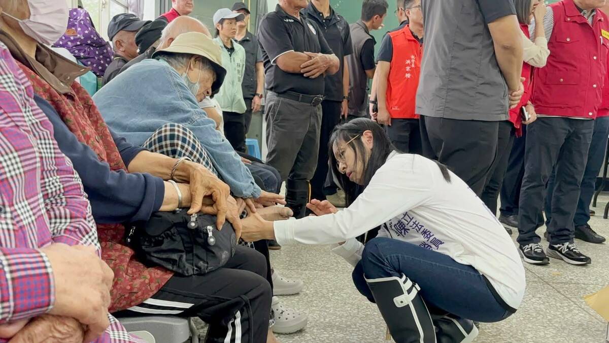 民進黨各地黨公職積極支援花蓮光復鄉救災與災後復原工作。圖為立委陳瑩關懷撤離受傷長者。 圖：民進黨提供