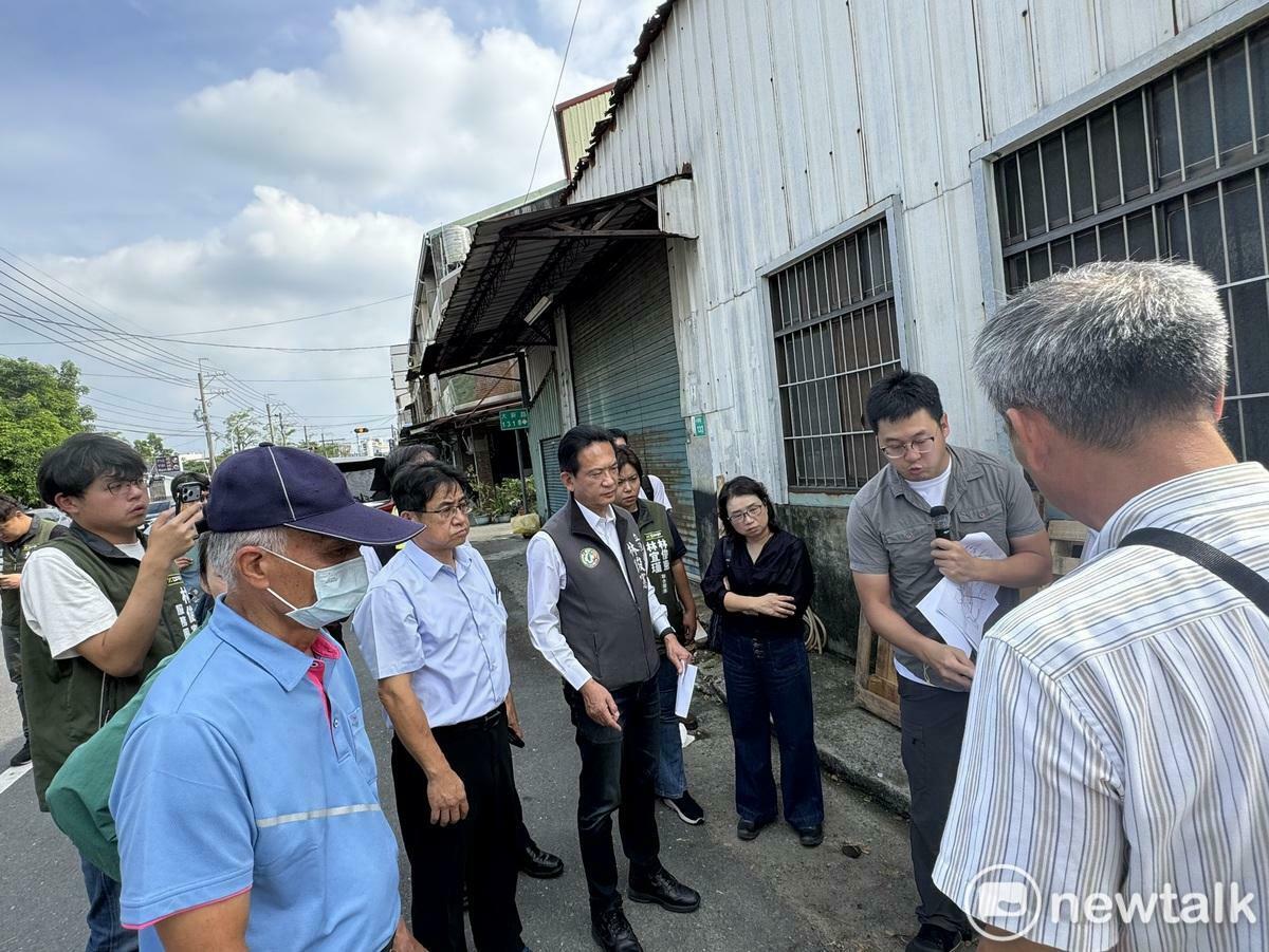 台南市新化部分地區因地勢低漥、排水系統不足，逢豪雨總是「逢雨必淹」，居民多年來苦不堪言。立委林俊憲邀集內政部國土署署長吳欣修、台南市政府水利局，以及在地市議員余柷青、唪口里里長蔡福成、立委林宜瑾服務團隊，共同前往新化區會勘「新化區 A 幹線 A2 分洪道新建工程」與「大新路雨水下水道新建工程」總經費約1.3億。 圖：林俊憲服務處提供