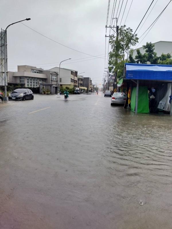 台南市新化部分地區因地勢低漥、排水系統不足，逢豪雨總是「逢雨必淹」，居民多年來苦不堪言。立委林俊憲邀集內政部國土署署長吳欣修、台南市政府水利局，以及在地市議員余柷青、唪口里里長蔡福成、立委林宜瑾服務團隊，共同前往新化區會勘「新化區 A 幹線 A2 分洪道新建工程」與「大新路雨水下水道新建工程」總經費約1.3億。 圖：林俊憲服務處提供