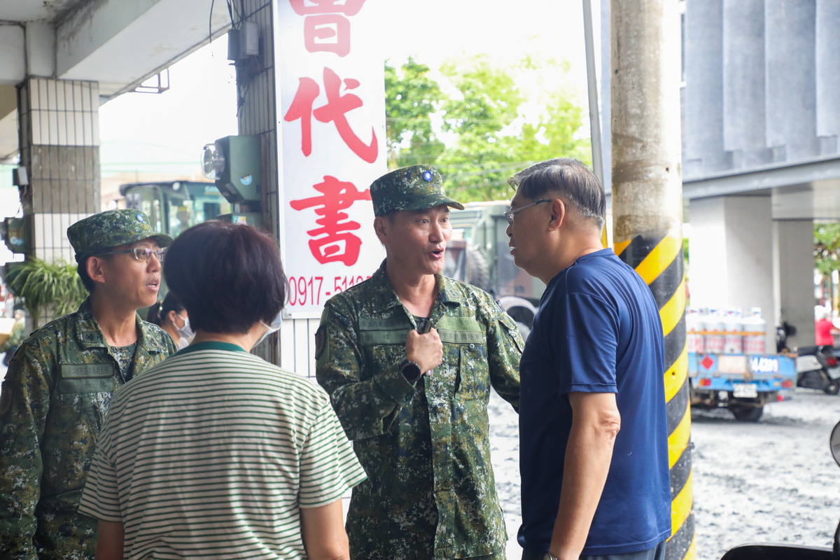 第2作戰區指揮官親臨前線向光復居民說明將全力協助民眾家中內廢棄物搬運任務。 圖：第2作戰區提供