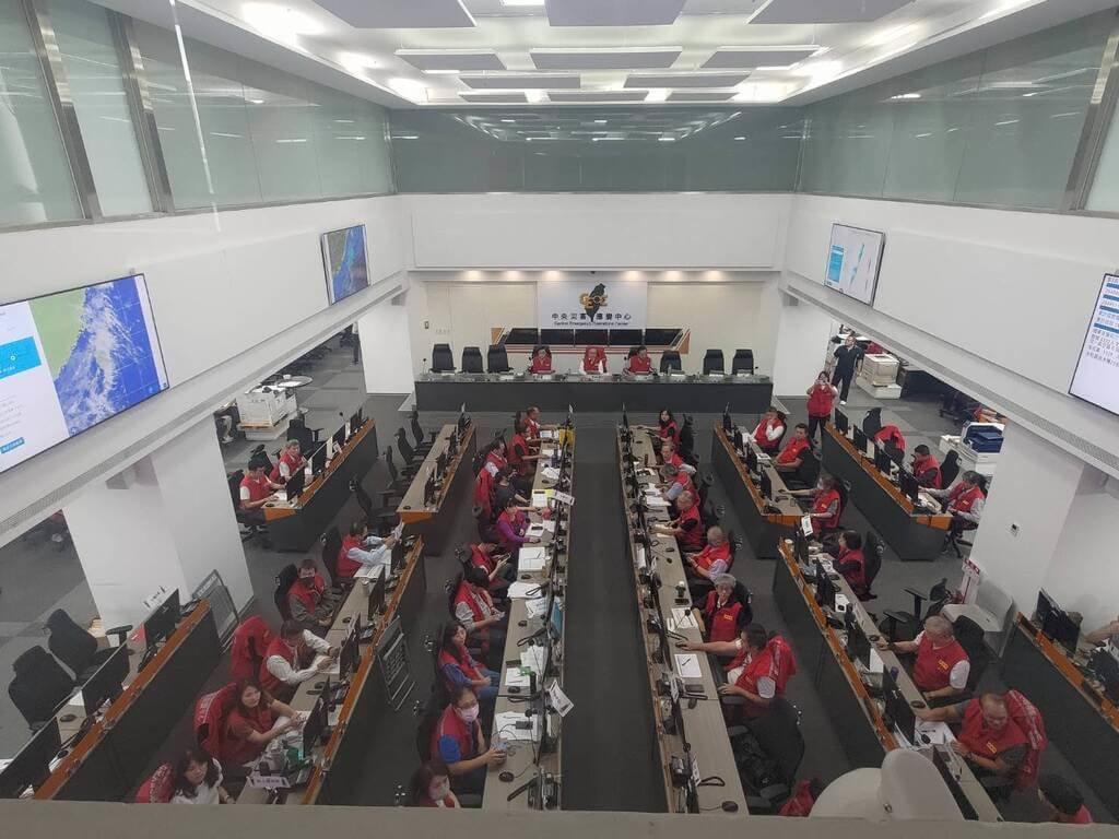 中央災害應變中心26日下午召開颱風樺加沙第15次工作會議，因花蓮堰塞湖溢流釀災狀況嚴峻，中央災變中心將調整名稱為「花蓮馬太鞍溪堰塞湖專案應變中心」，並維持一級開設，會持續協助當地災後復原。（中央災害應變中心提供）中央社記者劉建邦傳真  114年9月26日