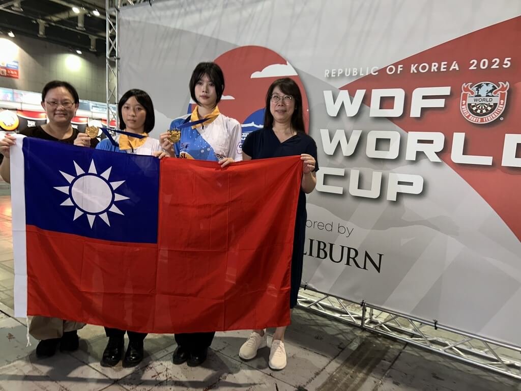 WDF世界盃飛鏢錦標賽在韓國KINTEX 10A Hall舉行，台灣好手蔡詠恩（左2）、楊奕晴（右2）26日在U18青少年女雙賽事接連過關斬將，順利摘金。（中華民國競技飛鏢總會提供）中央社記者黎建忠傳真　114年9月26日