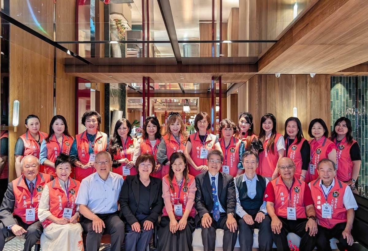 第一屆台灣傑出企藝菁英獎總評鑒教授及選拔委員會團隊。 圖：台灣美學文創發展協會/提供