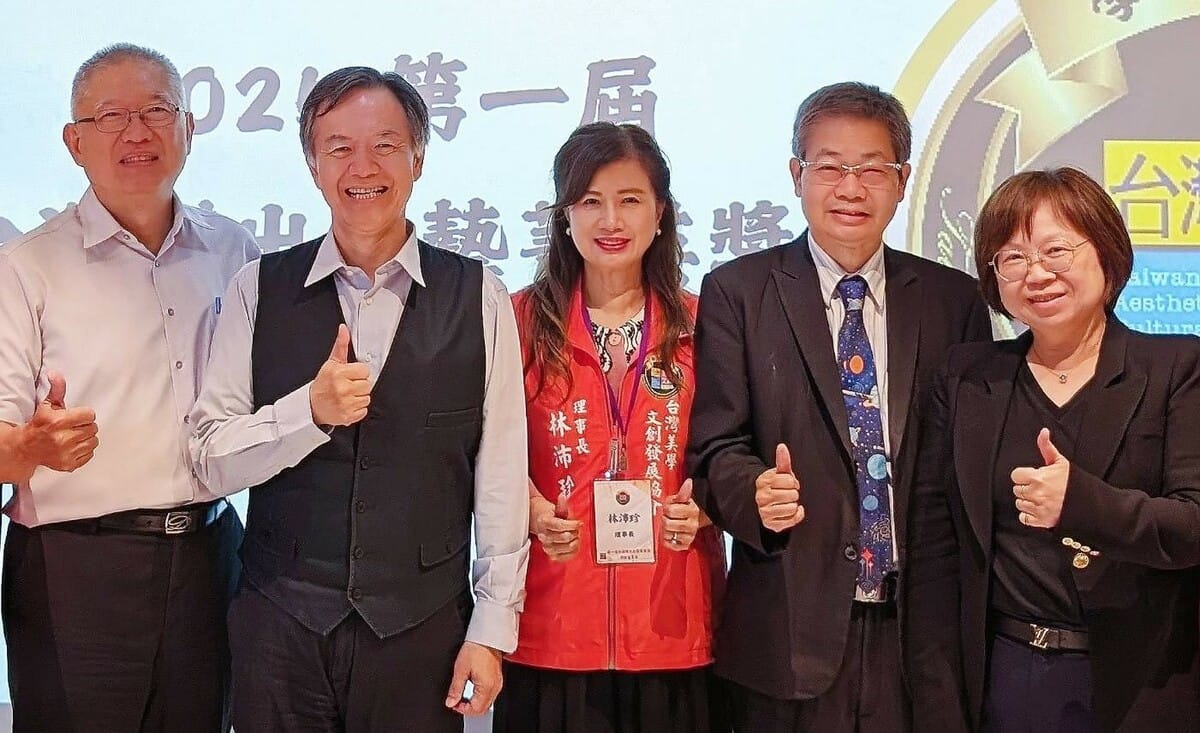 本屆總決審評審團左至右分別為中山大學財務管理學系教授鄭義、國立高雄師範大學人力與知識管理研究所教授劉廷揚、林沛珍、義守大學財務金融管理學系教授李樑堅、正修科技大學管理學院院長周秀蓉 。 圖：台灣美學文創發展協會/提供